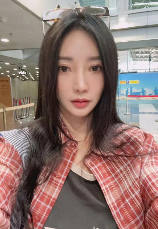 柳岩被曝怀孕，和男友现身医院检查，孕相明显