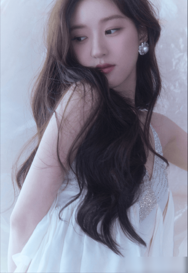 赵露思白裙杀疯了！凭啥她穿白纱能美到全网喊绝？