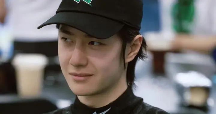 王一博瑞士回国路透刷屏！三奢加身的顶流，状态太能打了