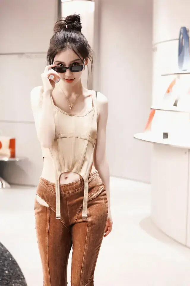 杨颖性感小蛮腰，露脐装