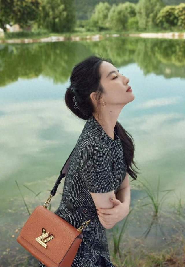 刘亦菲太绝了！美得不像话～ ???