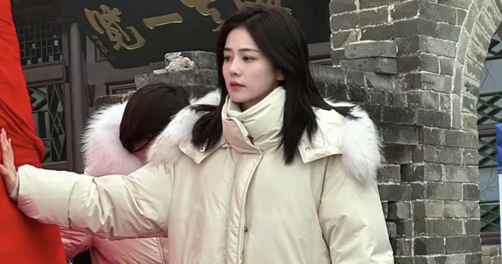 白鹿现身大孤山，穿白色羽绒服素颜好漂亮呀，被说好看后温柔笑笑