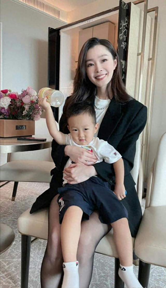 宋轶，我记得铁子最讨厌穿丝袜了 ???