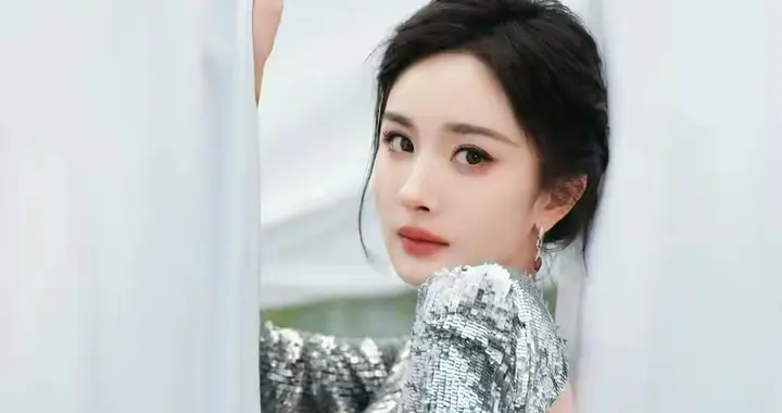 杨幂露背礼服，这腰线真是绝了