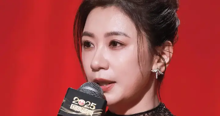 贾静雯一袭黑裙亮相国剧盛典，美得好耀眼