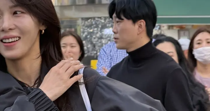 河智苑街头拍摄广告，穿黑色长筒靴筷子腿抢镜，看着更年轻漂亮了