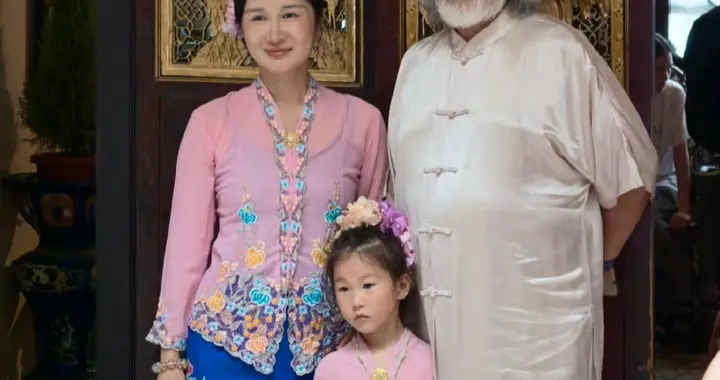 张纪中一家到马来西亚旅游，杜星霖和女儿穿娘惹服，打扮非常贵气