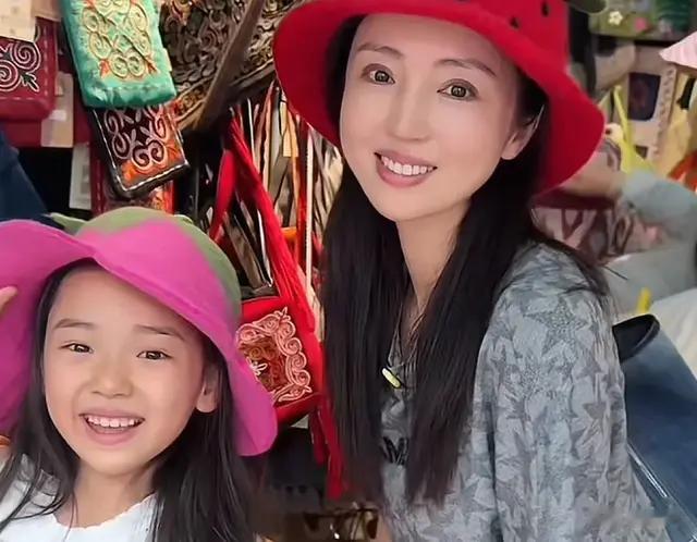 佟丽娅和董璇母女逛步行街！小酒窝像妈妈，董璇大口吃面好有食欲