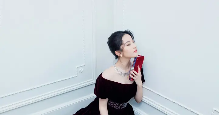 刘亦菲酒红丝绒裙造型，华贵珠宝加持尽显优雅复古名伶风范