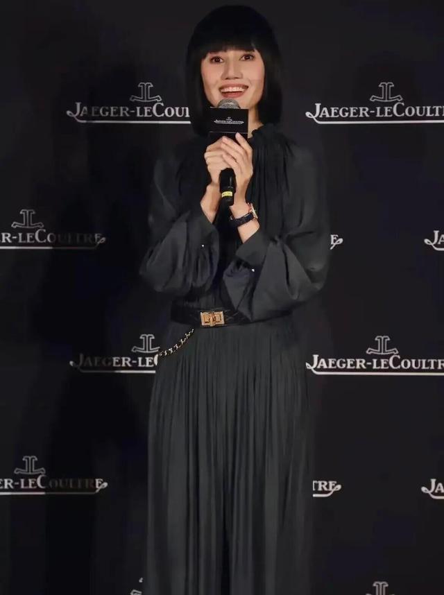 发型 袁泉越来越“少女”了，选对发型真减龄，美得好像“大学生”！