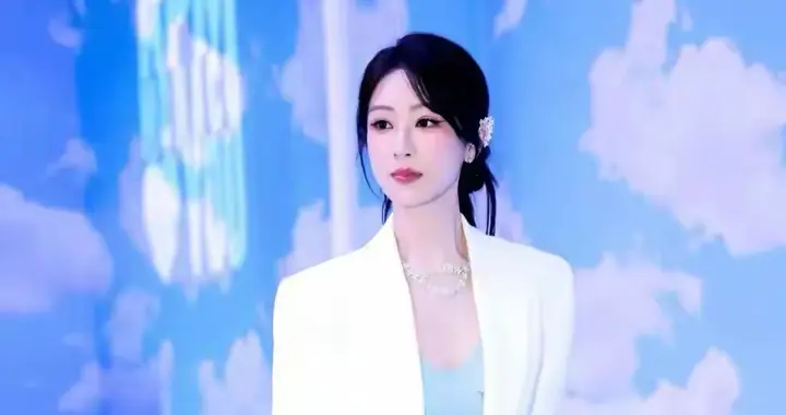 杨紫身穿蓝色打底裙搭配白色西装外套，完美轻松驾驭