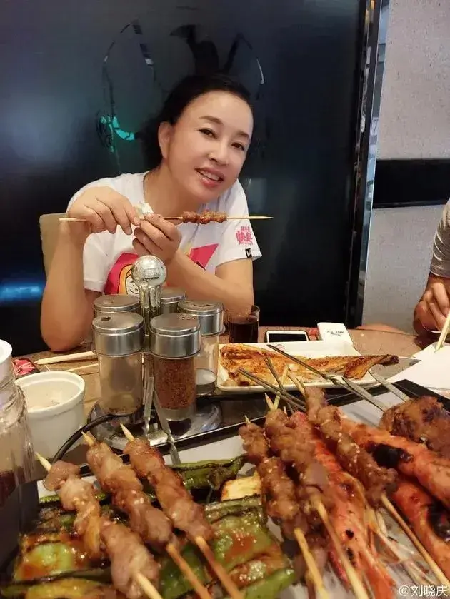 刘晓庆撸串太真实，露额头不扮嫩多好啊，虽难掩老态但还很有气质