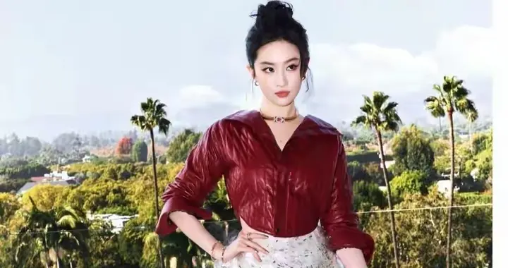 刘亦菲朱一龙洛杉矶同框，一个松弛似主人，一个拘谨像“旁听生”