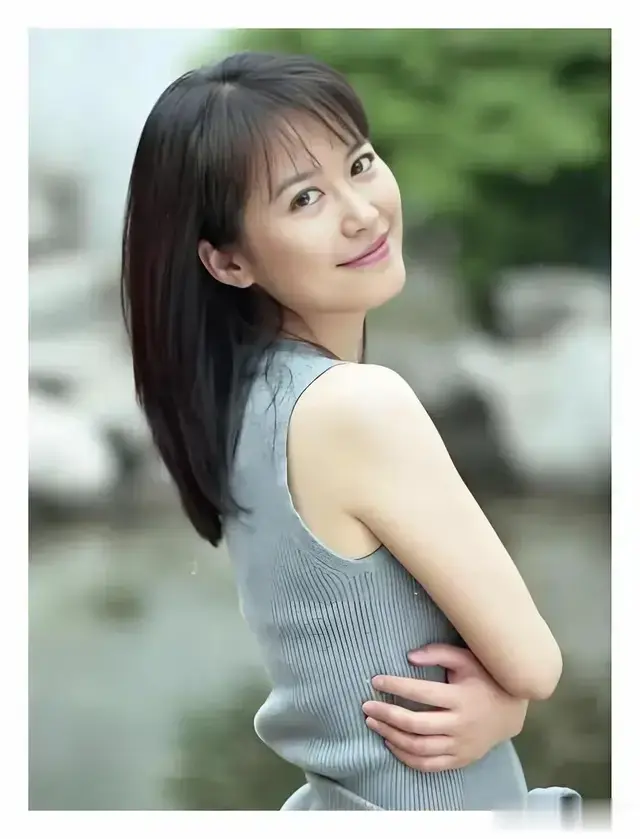 50多岁的俞鸿飞，凭啥越活越迷人？