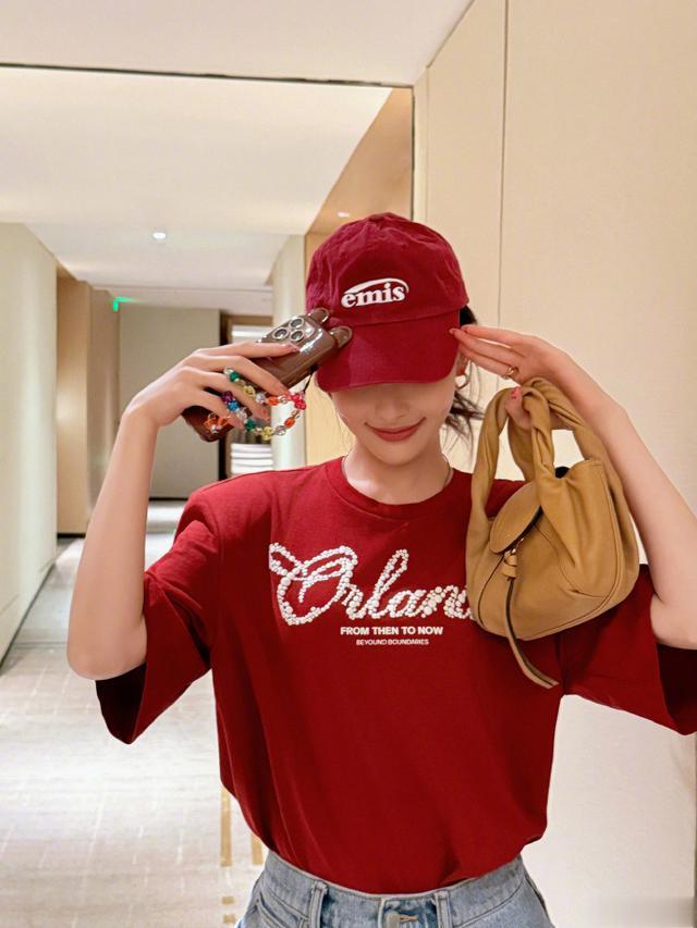 41岁唐嫣晒近照，嘟嘴卖萌好少女，娇俏可爱丝毫不输小姑娘