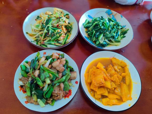 江西女子晒一家四口晚餐，走红朋友圈，网友：这菜我能吃3碗饭