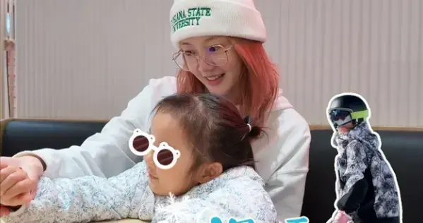 郑恺带妻女崇礼滑雪！5岁安娜一学就会，苗苗产后体寒穿10件棉衣