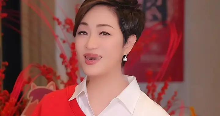 58岁陈法蓉最新穿搭：红卫衣+衬衫+短裙，喜庆又时髦，美出新高度