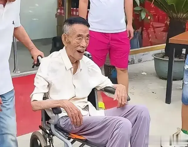 94岁杨少华去世当天38℃高温仍被儿子推去商演，榨干最后一滴血