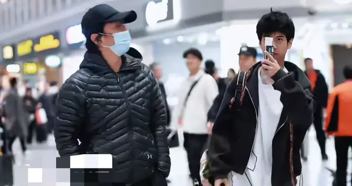 郑钧和儿子Jagger现身机场，Jagger走路内八，还有点溜肩体态很差