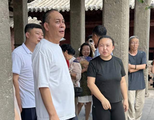 “吕布”张光北在山西旅游，前额秃头，还有了小肚子，苍老了好多