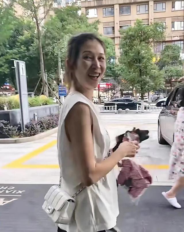 蔡少芬49岁断崖式衰老！素颜憔悴像大妈，法令纹可以夹死蚊子