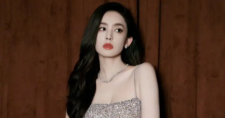 古力娜扎上海活动短裙造型，娜扎的腿又长又美