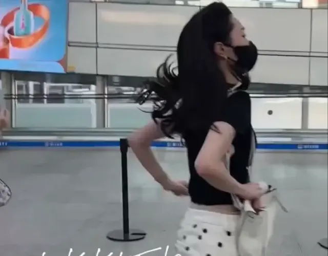 宋轶背着12万的爱马仕包狂奔，她跑的好快，她穿的百元波点裙好看