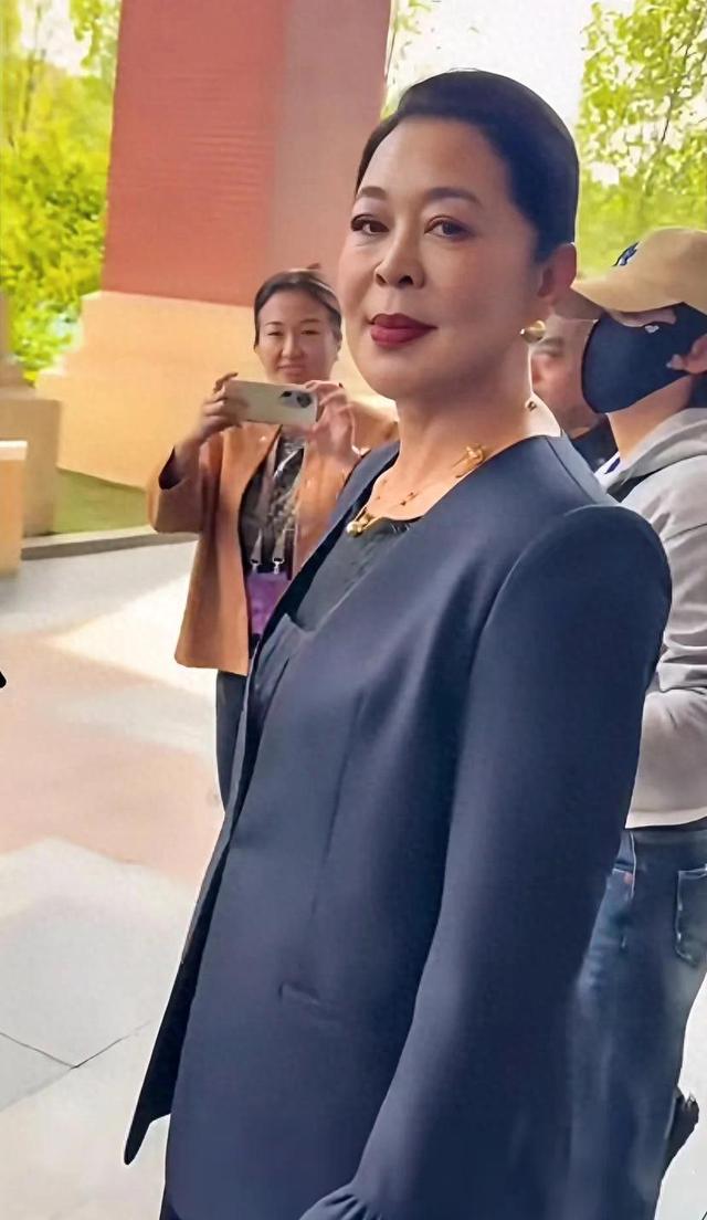 惊！66岁倪萍被偶遇，弯腰驼背且下巴遭吐槽太假