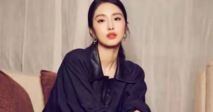 杨采钰 | 明艳照人