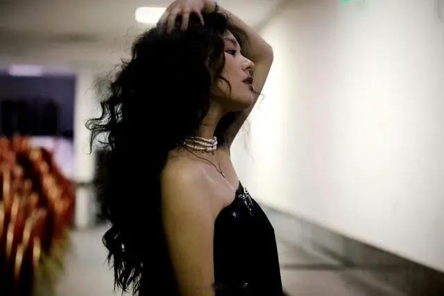 马思纯今日营业美照，奔放性感