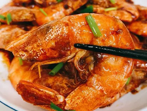 买冷鲜虾时，选直虾还是弯虾？鱼贩：区别很大，懂行都这么挑