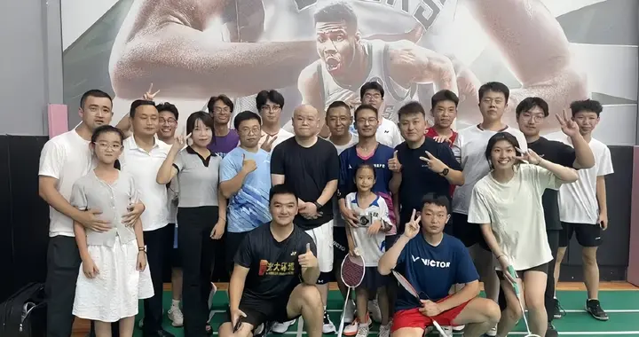 德云社岳云鹏被偶遇，大合影照被晒，也剃了光头，网友：都跑不掉