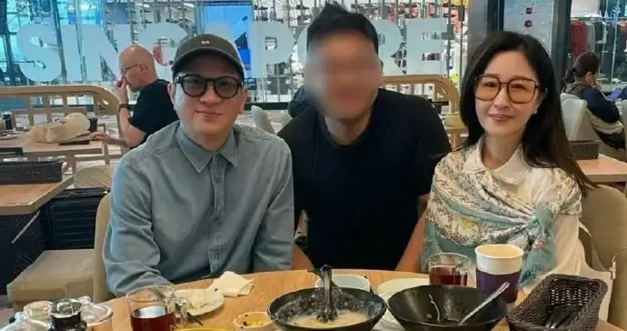 62岁张家辉与关咏荷新加坡喝早茶被偶遇，关咏荷素颜出镜状态绝