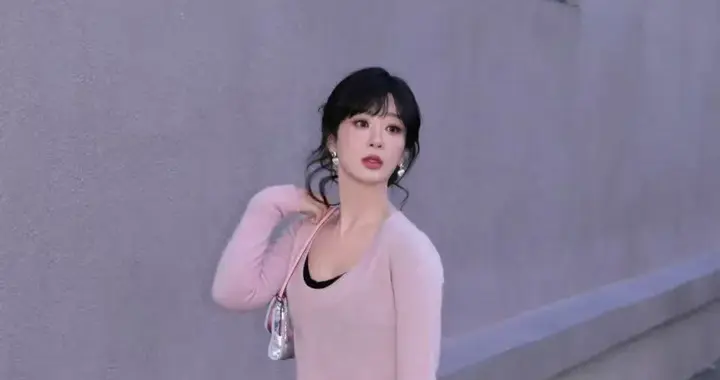 32岁杨紫换风格后大变样！穿粉色毛衣+蕾丝蓬蓬裙，减龄又少女！