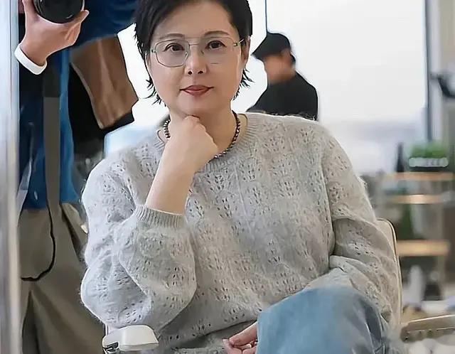 52岁袁立身材发福，与年轻时判若两人，她的“中年美”让人羡慕