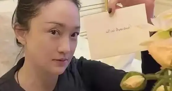 周迅51岁没素颜没滤镜，顶着一头白发逛街 ???购物，一副自然风采