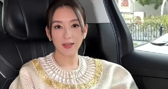 方媛新年第一天飞上海买金首饰！穿金色新中式好贵气，刷卡像买菜