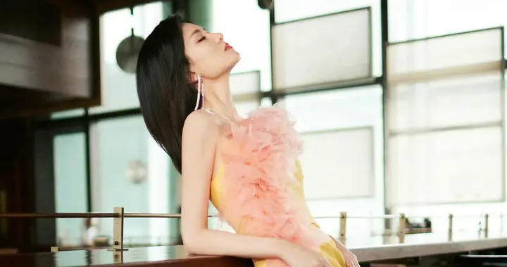 乔欣美腿大脚很抓眼
