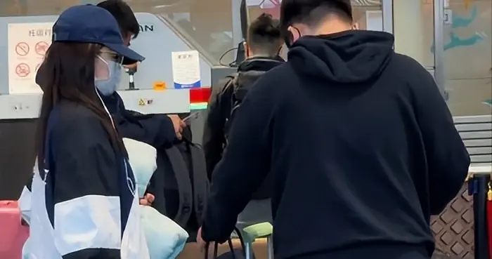 阚清子产后现身机场！手上鸽子蛋大钻戒抢镜，富豪老公拎包似保姆