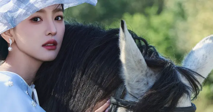 章若楠蓝裙马术大师，是自带柔光的公主殿下