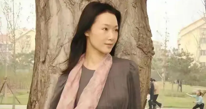 男友病逝后悲伤欲绝，54岁单身无儿无女，如今吕薇后悔了吗