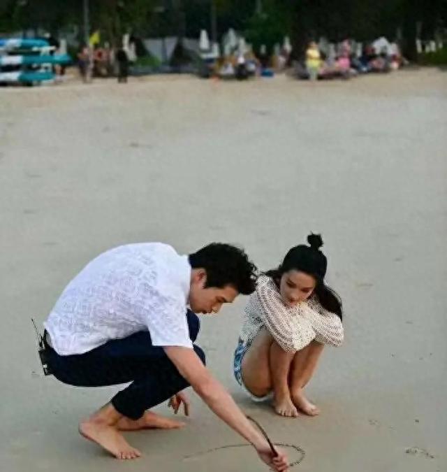 这应该是李沁最想删掉的沙滩照，看着都替她尴尬?！