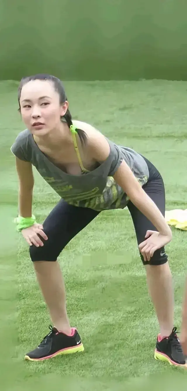 霍思燕妈妈的瑜伽奇迹：少女般柔韧度令人惊叹