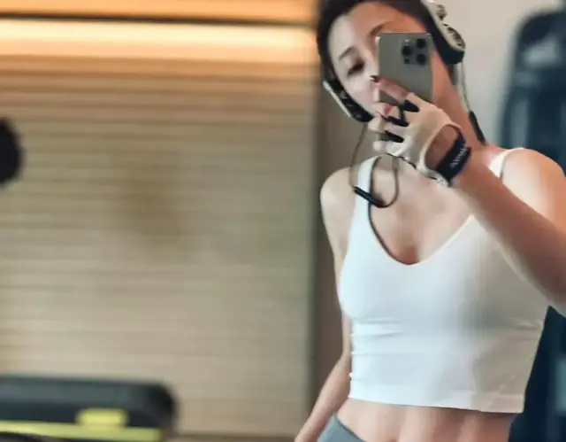 殷桃马甲线引爆话题，46岁状态超越同龄人，自律让她美出新高度！