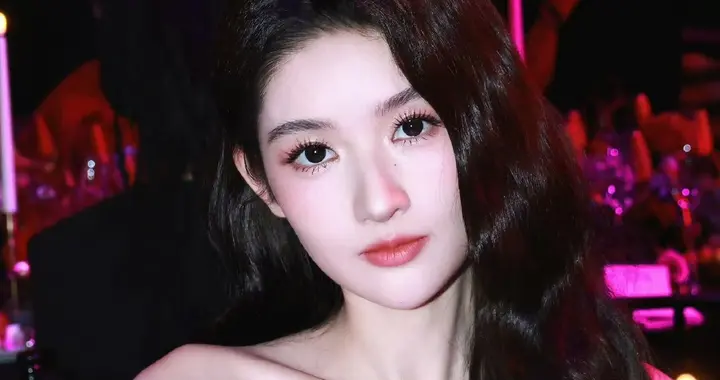 王玉雯时尚芭莎艺术大赏红毯，热烈红裙造型真好看。