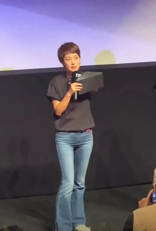 马伊琍穿低腰微喇裤再配短发，越来越男相，甚至还没路边大妈漂亮