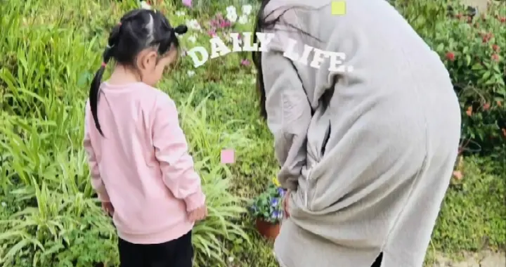 郭碧婷把儿子当女儿养！3岁向笙留长发穿姐姐旧衣服，和妈妈赏花