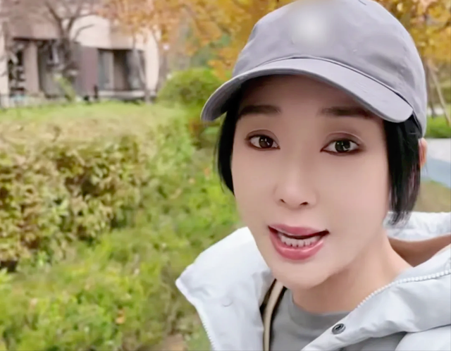 39岁杜若溪回沈阳老家 看望妹妹和外甥女，姐妹俩罕见同框 长的很像