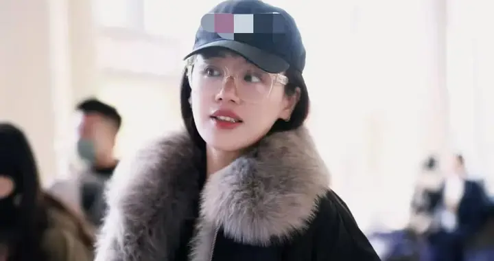 马思纯机场私服真会穿！毛领夹克+牛仔裤+棒球帽，时髦又减龄！